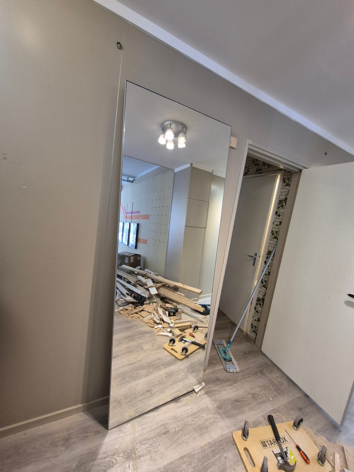 Grote spiegel voor aan de muur - moet snel weg!, Huis en Inrichting, Woonaccessoires | Spiegels, Ophalen, Gebruikt, 150 tot 200 cm