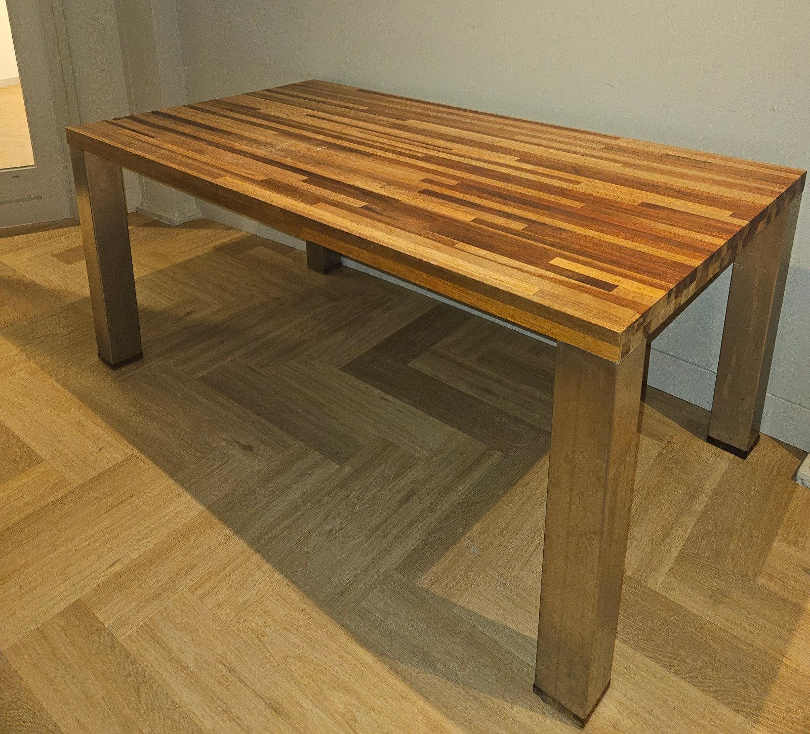 Robuuste eettafel met houten blad en metalen poten, Huis en Inrichting, Tafels | Eettafels, Gebruikt, 50 tot 100 cm, Vijf personen of meer