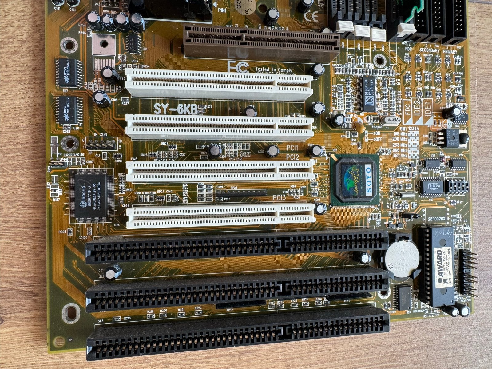 Vintage Moederbord Soyo SY-6KB met Intel Pentium II CPU, Computers en Software, Ophalen, Gebruikt, Intel, Overige soorten