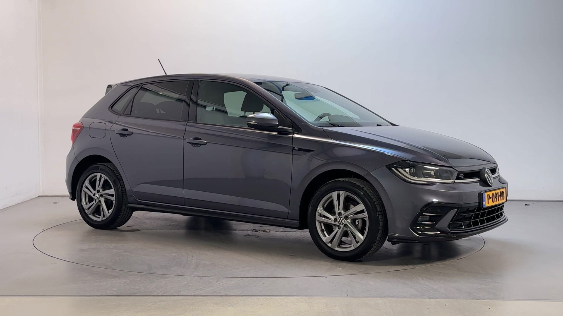 Volkswagen Polo 1.0 TSI R-Line Business Navigatie Parkeersen, Auto's, Voorwielaandrijving, Gebruikt, 1072 kg, Alcantara
