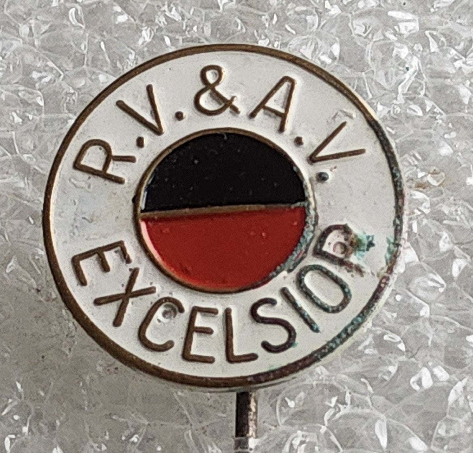 Vintage Speldje R.V. & A.V. Excelsior, Ophalen of Verzenden, Gebruikt, Overige onderwerpen, Speldje of Pin