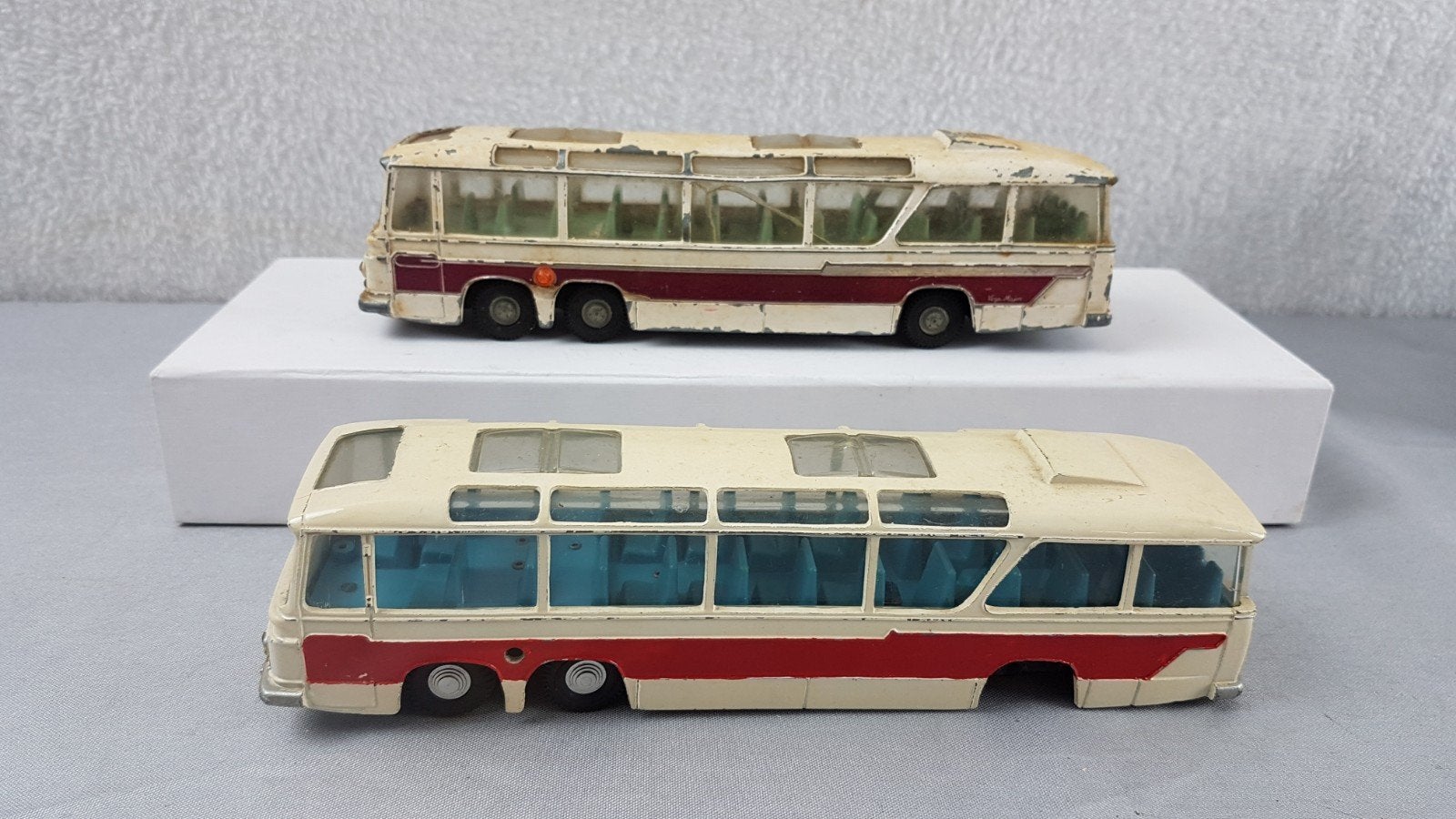 2 x Dinky Toys 952 Vega Major Luxe Touringcar, Ophalen of Verzenden, Gebruikt, Bus of Vrachtwagen