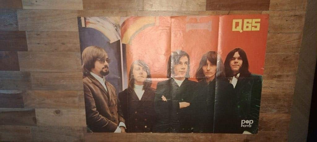 Q 65 poster uit Popfoto 1967, Deurposter of groter, Rechthoekig Liggend, Ophalen of Verzenden, Zo goed als nieuw