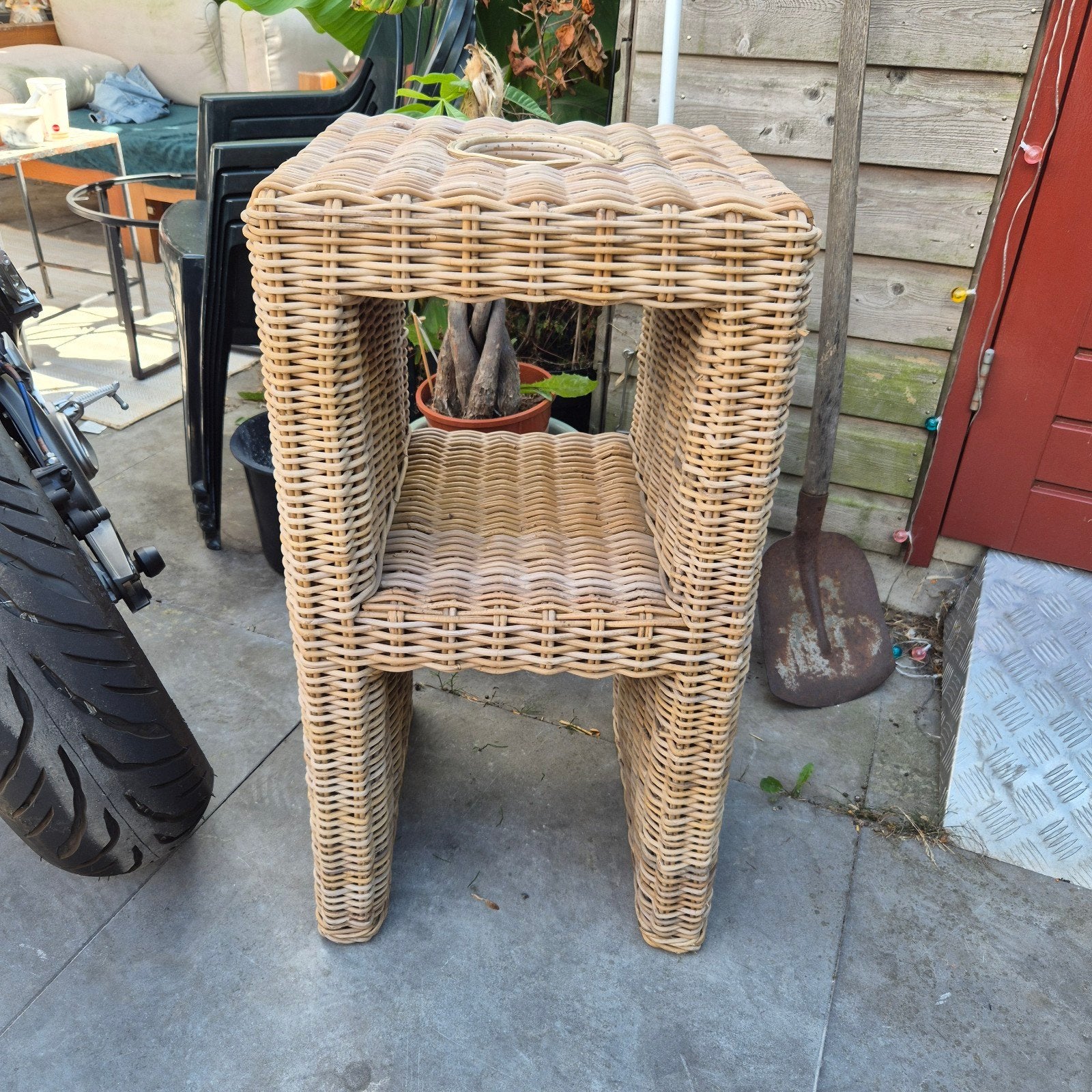 Rotan plantentafel / bijzettafel met opbergruimte, Huis en Inrichting, Tafels | Bijzettafels, Ophalen, Overige materialen, Minder dan 55 cm