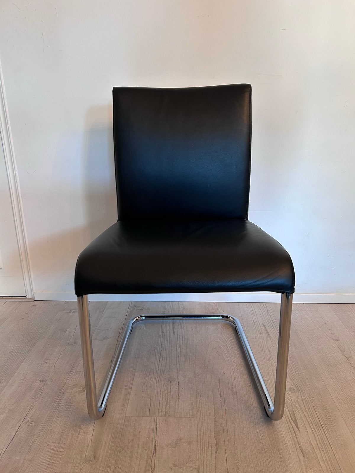 4 Hulsta Neek stoelen - Zwart leer met chroom onderstel, Ophalen, Gebruikt, Zwart, Leer