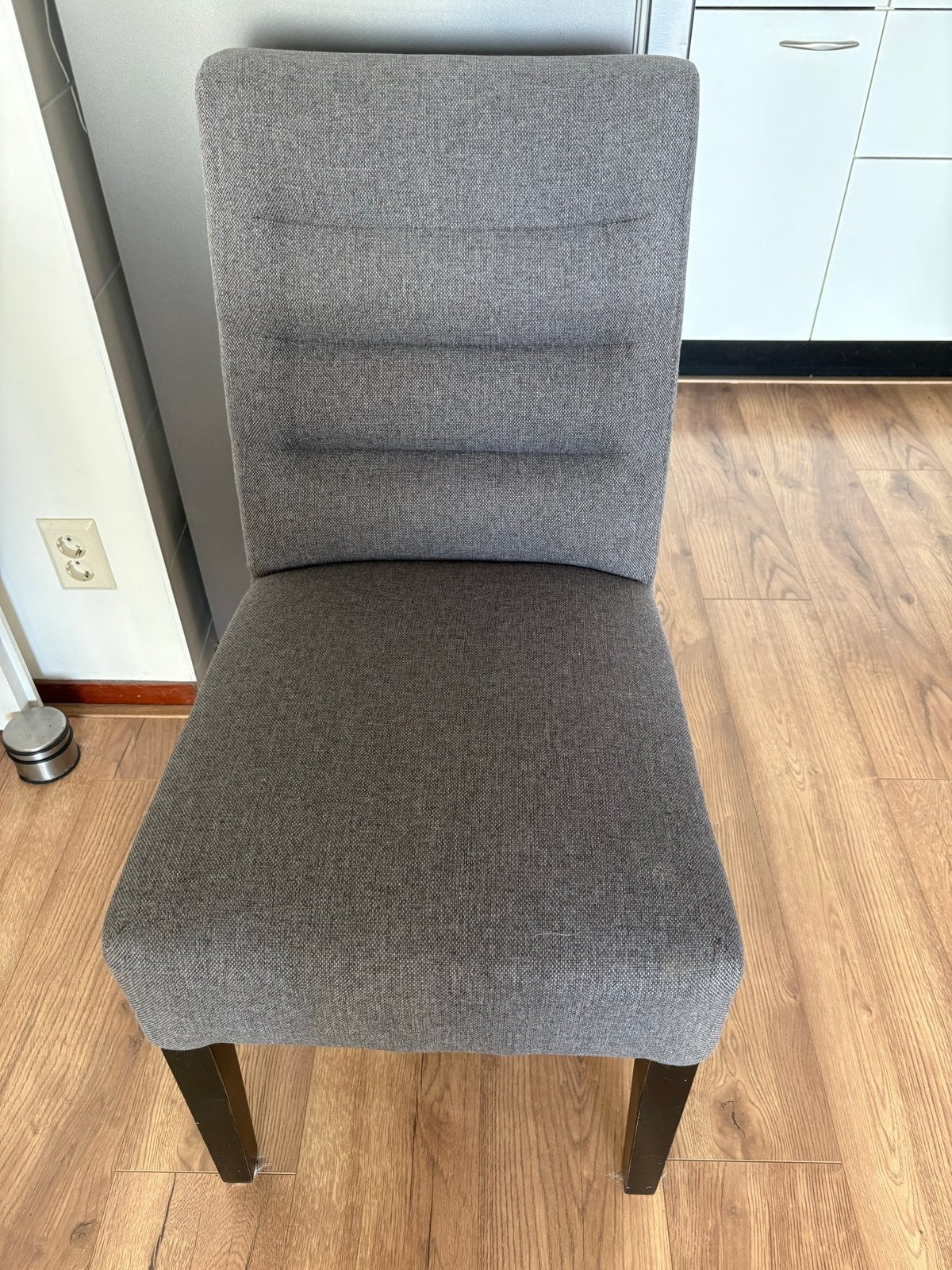 Set van 4 grijze eetkamerstoelen, zo goed als nieuw, Ophalen, Gebruikt, Twee, Stof