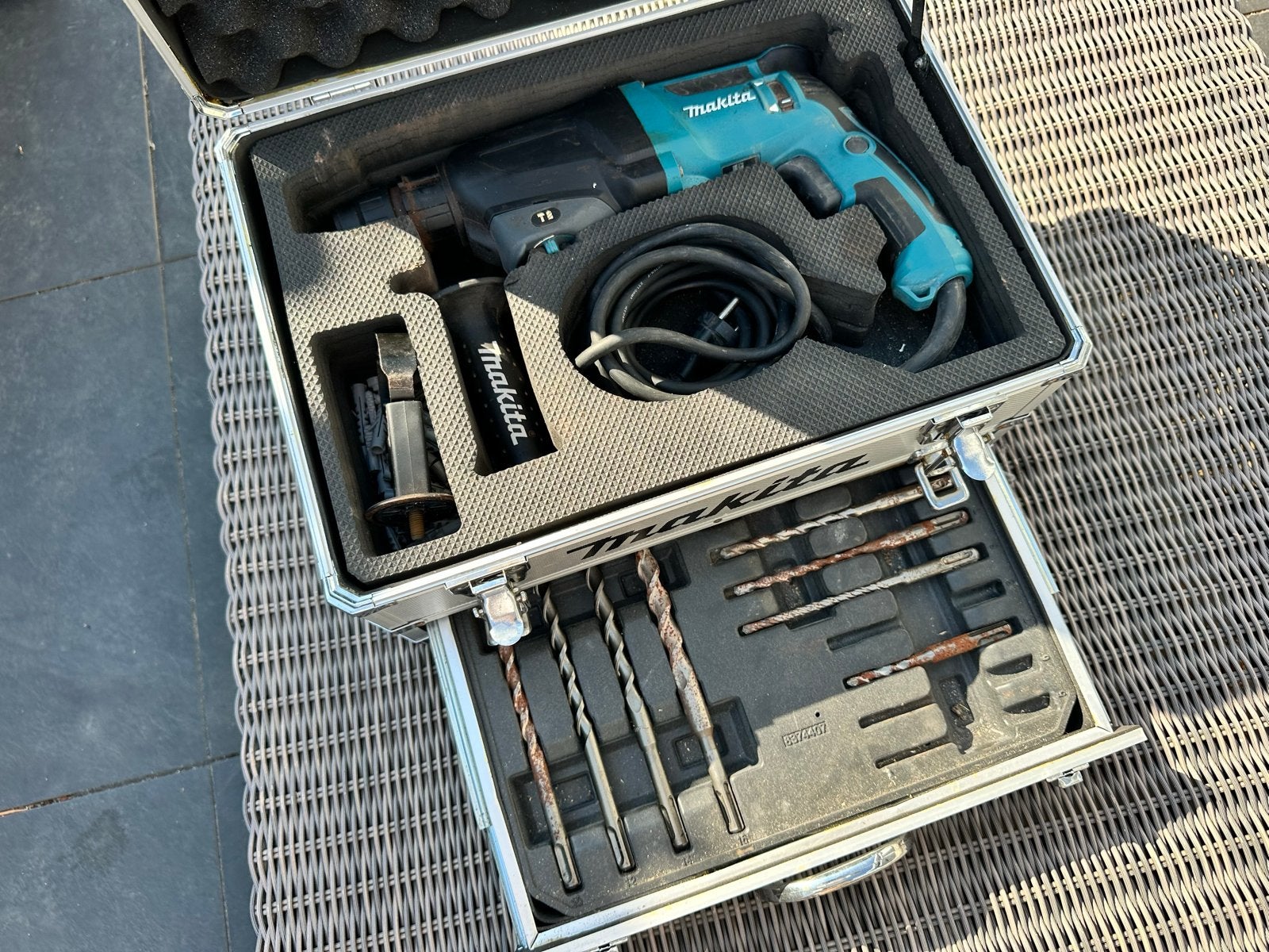 Makita Klopboormachine HR2300 in aluminium koffer met boren, Boor- en/of Breekhamer, Ophalen of Verzenden, Klopboormechanisme