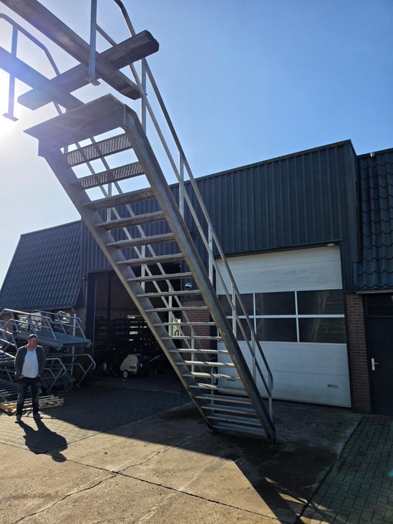 Stalen trap gegalv hoog 3,95mtr nor082, Ophalen, 2 tot 4 meter