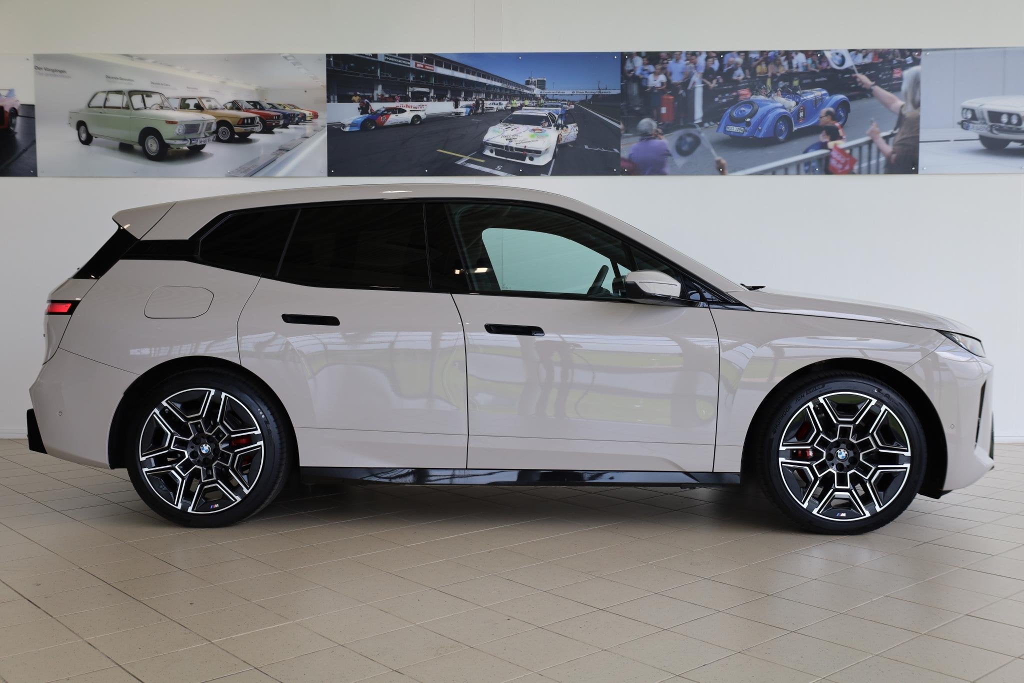 BMW iX xDrive60 | M Sportpakket Pro | Harman/Kardon | SOH 10, Auto's, Automaat, Stof, Zwart, Met garantie (alle)