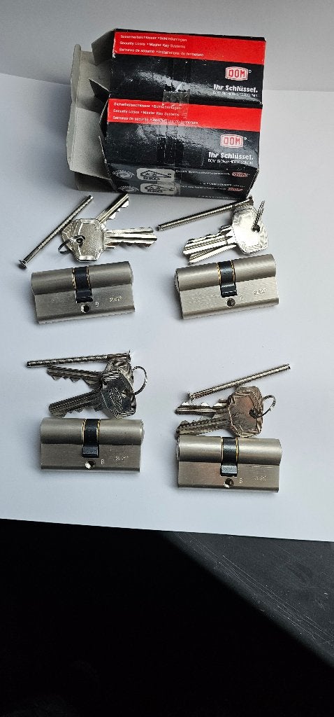 NIEUWE DOM CILINDERS  -4 STUKS 30 X 30 GELIJKSLUITEND, Ophalen of Verzenden, Nieuw, Koper of Messing, Slot
