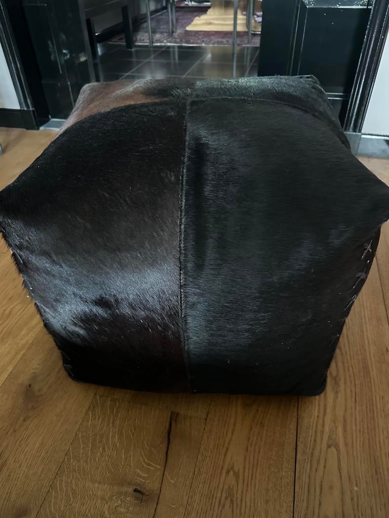 Poef vierkant, koeienhuid zwart 50x50x50, Ophalen, Overige materialen, Minder dan 50 cm, Vierkant