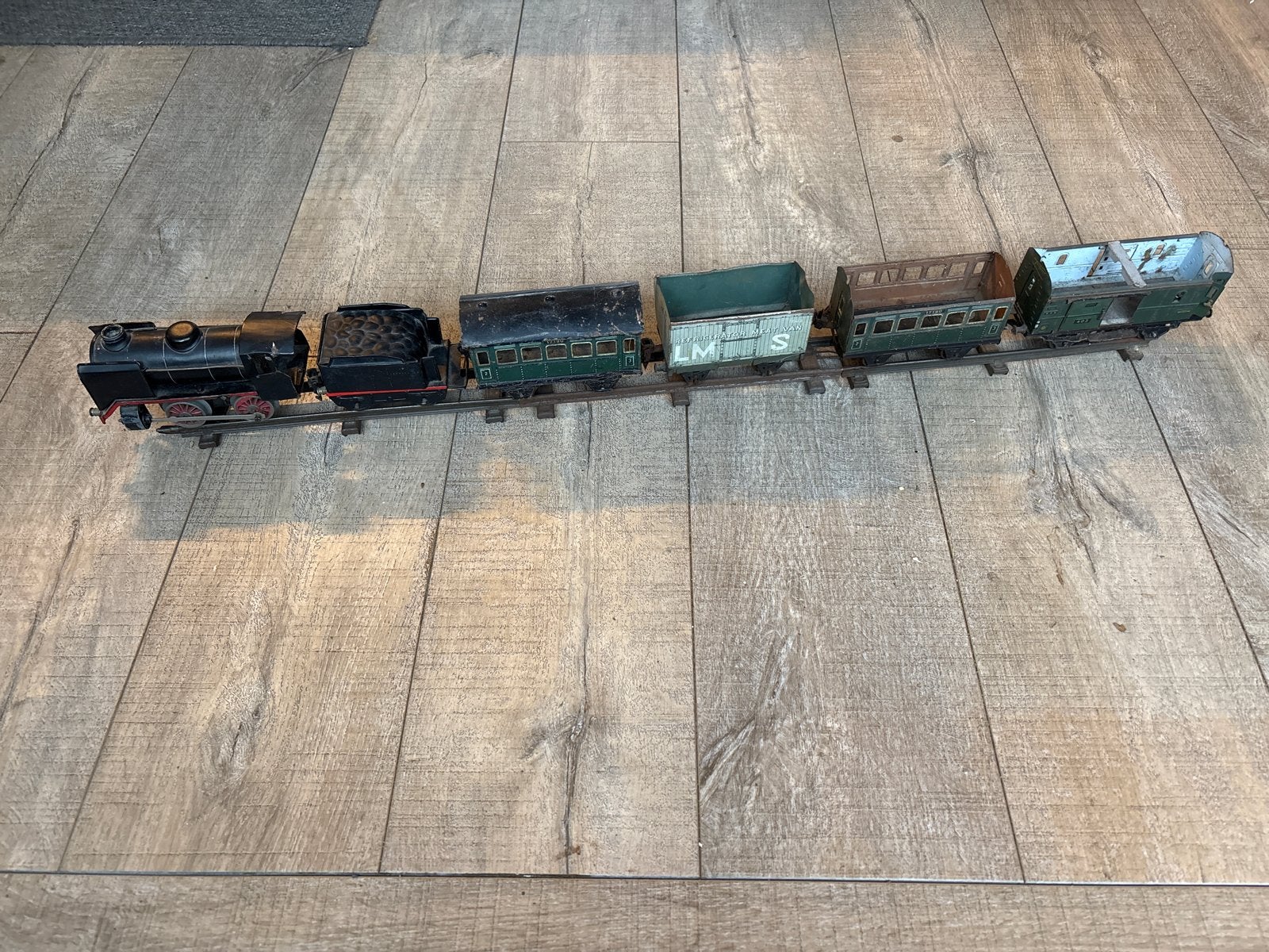 Märklin trein op spoor met locomotief en wagons, Hobby en Vrije tijd, Modeltreinen | Overige schalen, Ophalen, Wisselstroom, Märklin