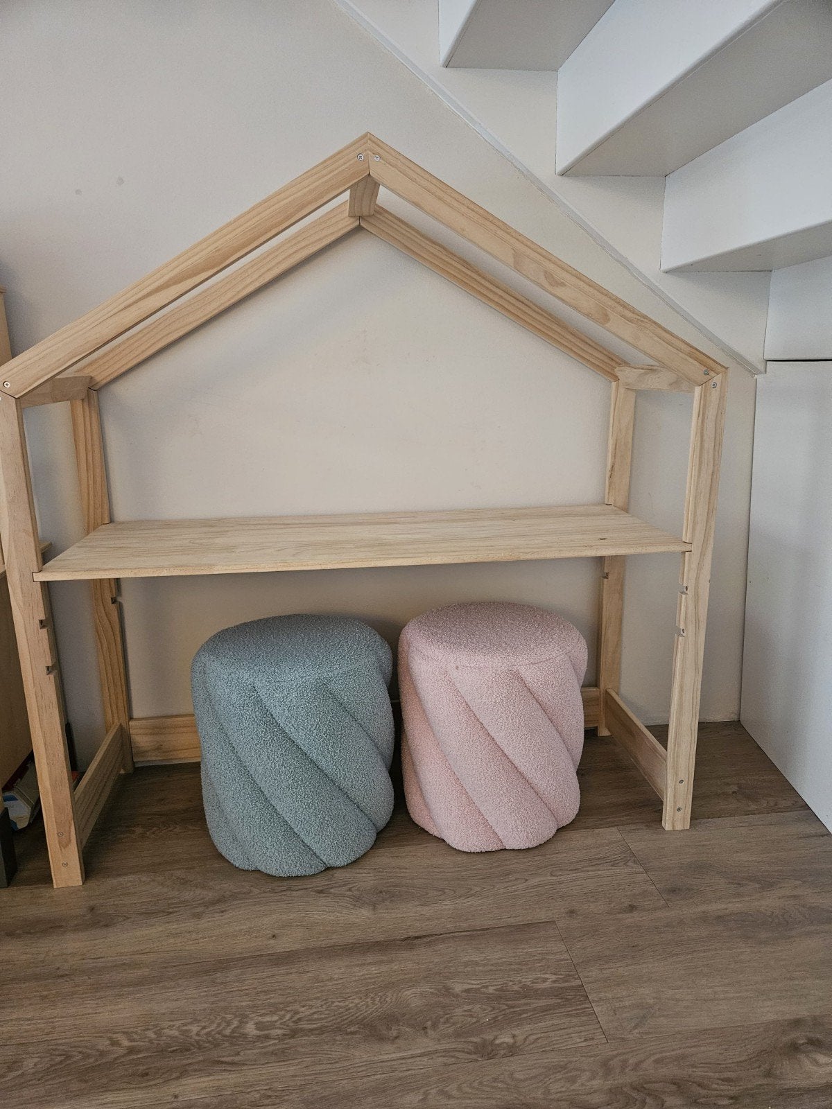 Houten huisje bureau/kast met 2 poefjes, Ophalen, Zo goed als nieuw, Tafel