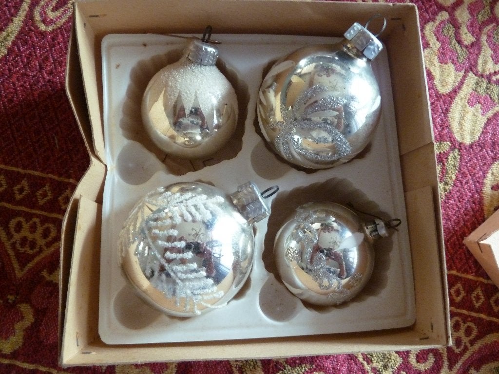 4 oude zilver kleurige kerstballen, Ophalen of Verzenden, Gebruikt