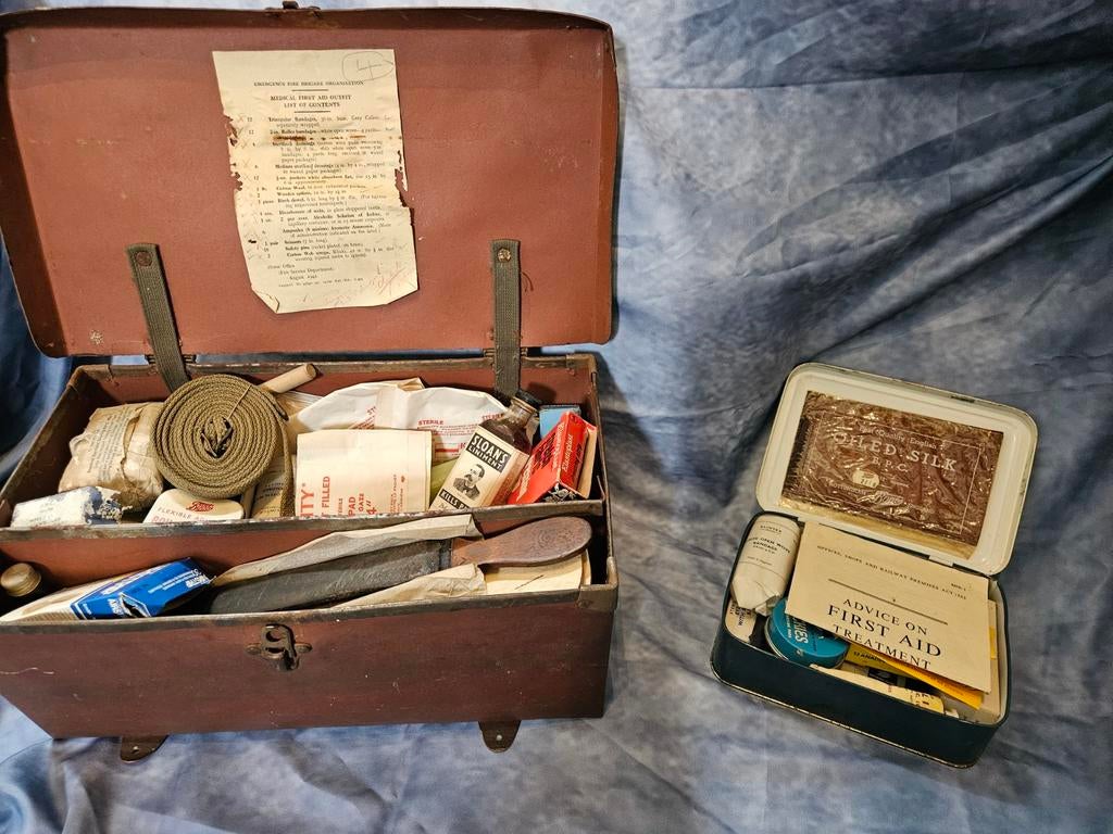 Twee vintage EHBO koffers met inhoud - Medisch, Antiek en Kunst, Ophalen of Verzenden