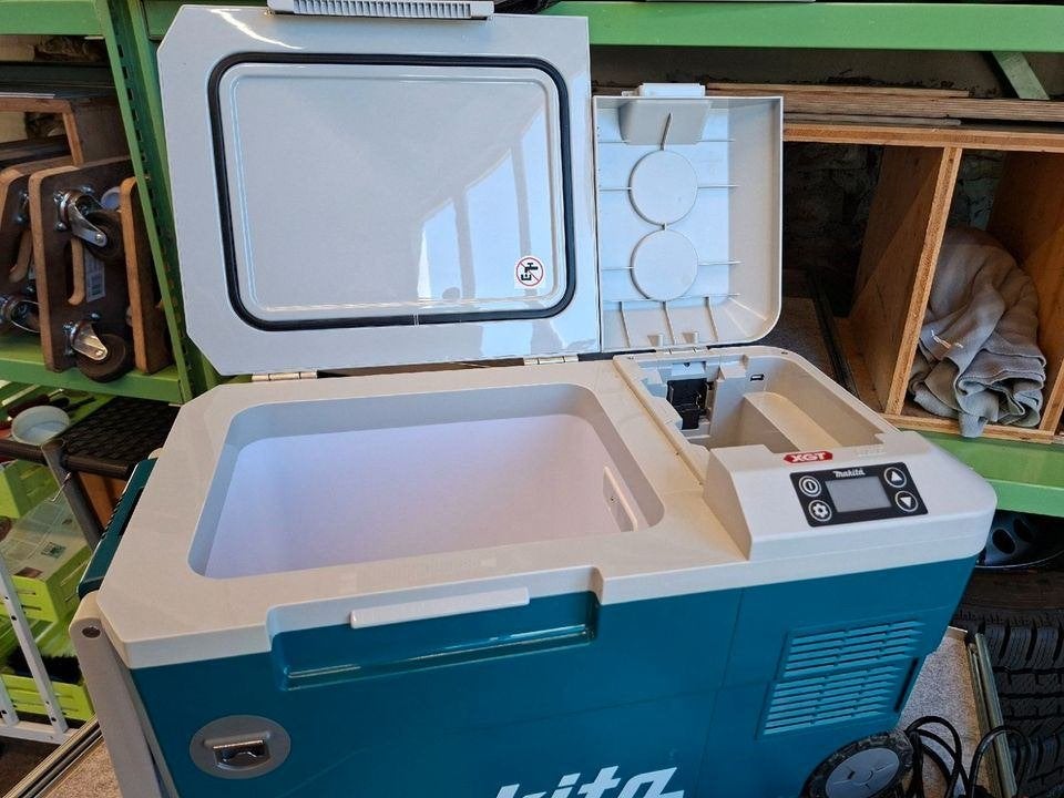 Makita CW001G koelbox van 20 liter met 2 accus van 40 W, Ophalen, Zo goed als nieuw, Koeltas, Koelelement