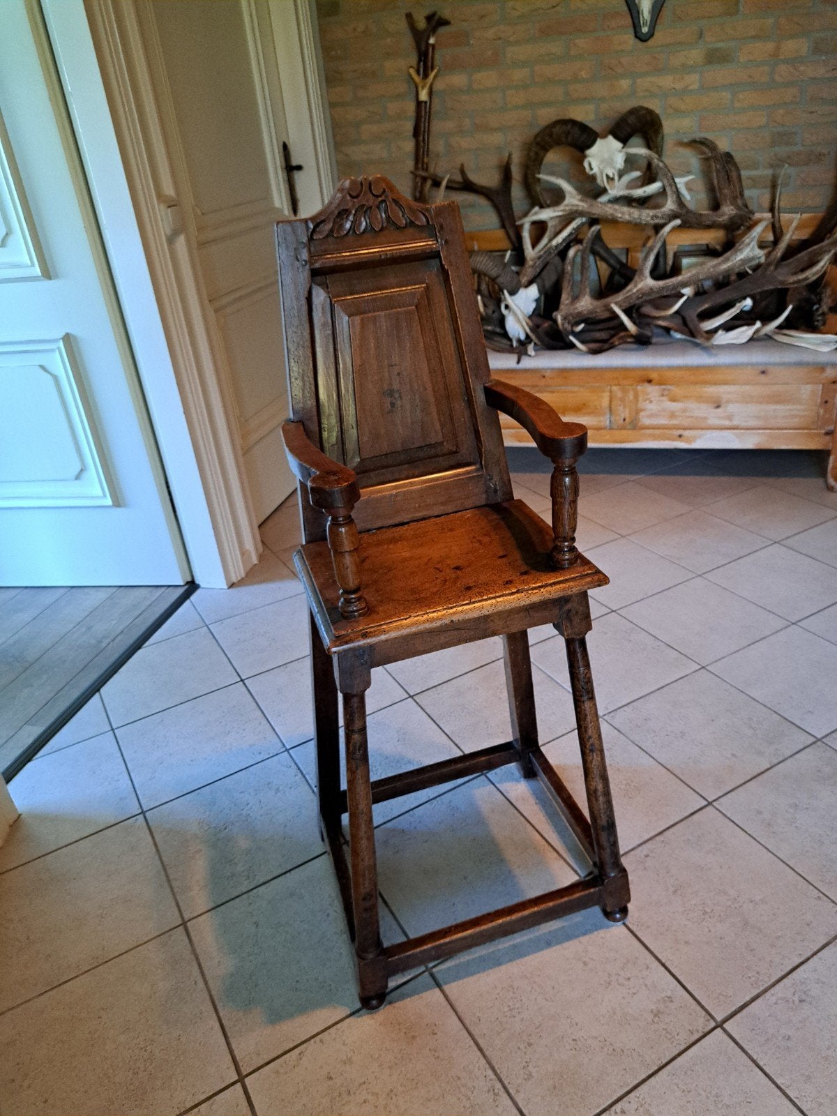Antieke houten kinderstoel met houtsnijwerk, Ophalen, Gebruikt, Overige typen