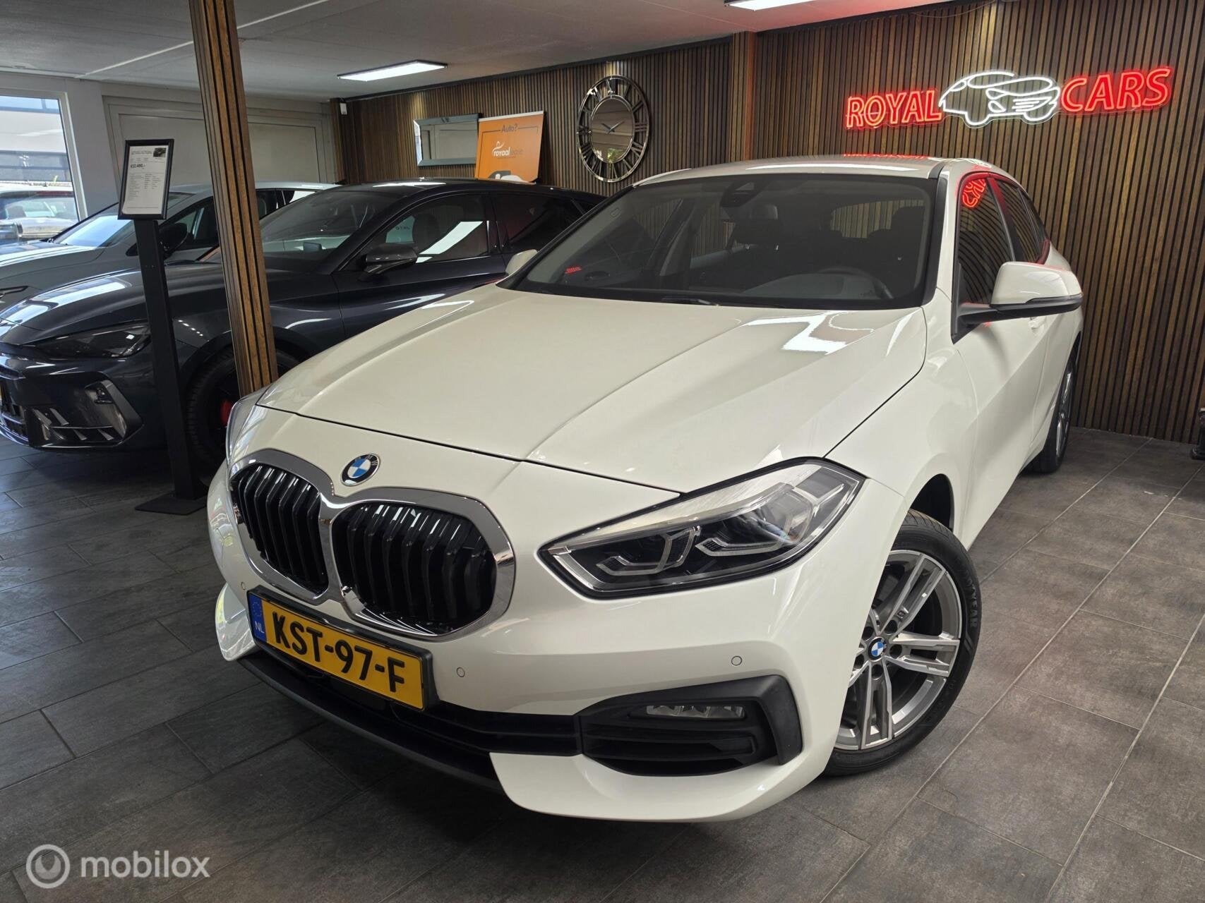 BMW 1-serie 120i Executive|Carplay|Nieuwe Staat!, Auto's, 1998 cc, 730 kg, Gebruikt, Euro 6