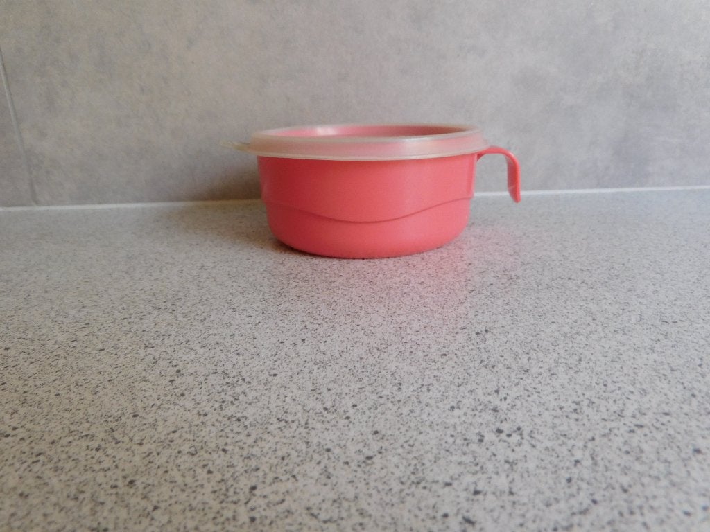 Tupperware Bord 10,5 cm. Baby's eerste hapje  Roze, Ophalen of Verzenden, Gebruikt, Schaal