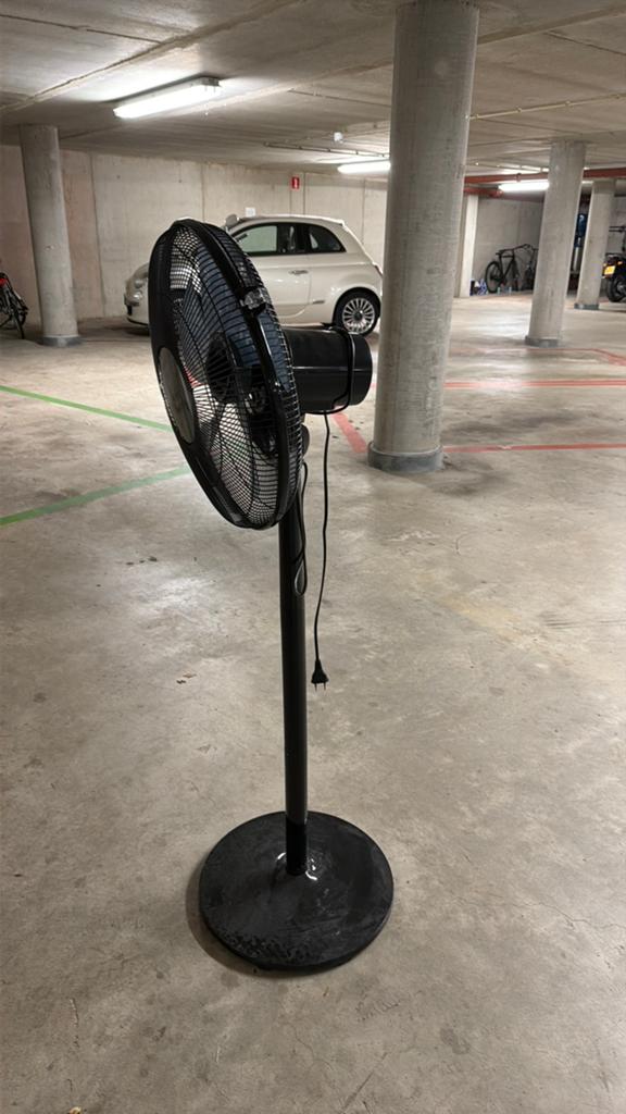 Zwarte ventilator, Ophalen, Zo goed als nieuw, Statiefventilator