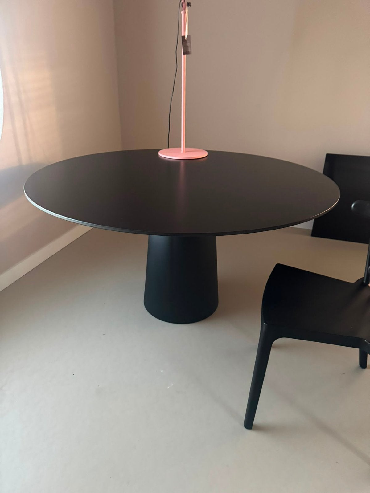 Moooi container eettafel zwart 140 cm, Ophalen, Overige materialen, Rond, Zo goed als nieuw