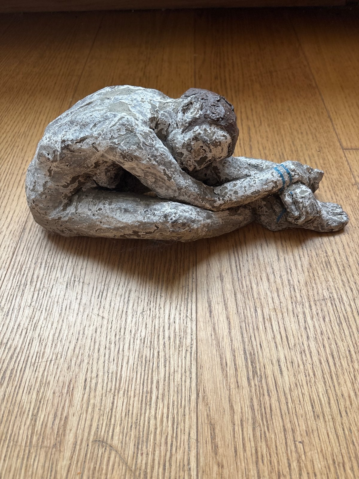 Uniek handgemaakt beeld van zittende of vastgebonden figuur, Ophalen of Verzenden