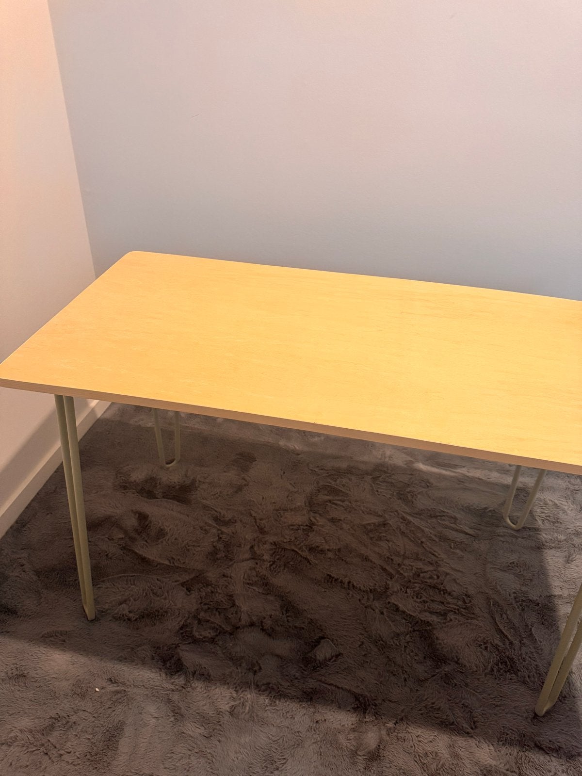 Houten tafel met metalen mintgroene poten, Gebruikt, 100 tot 150 cm, Vier personen, Rechthoekig