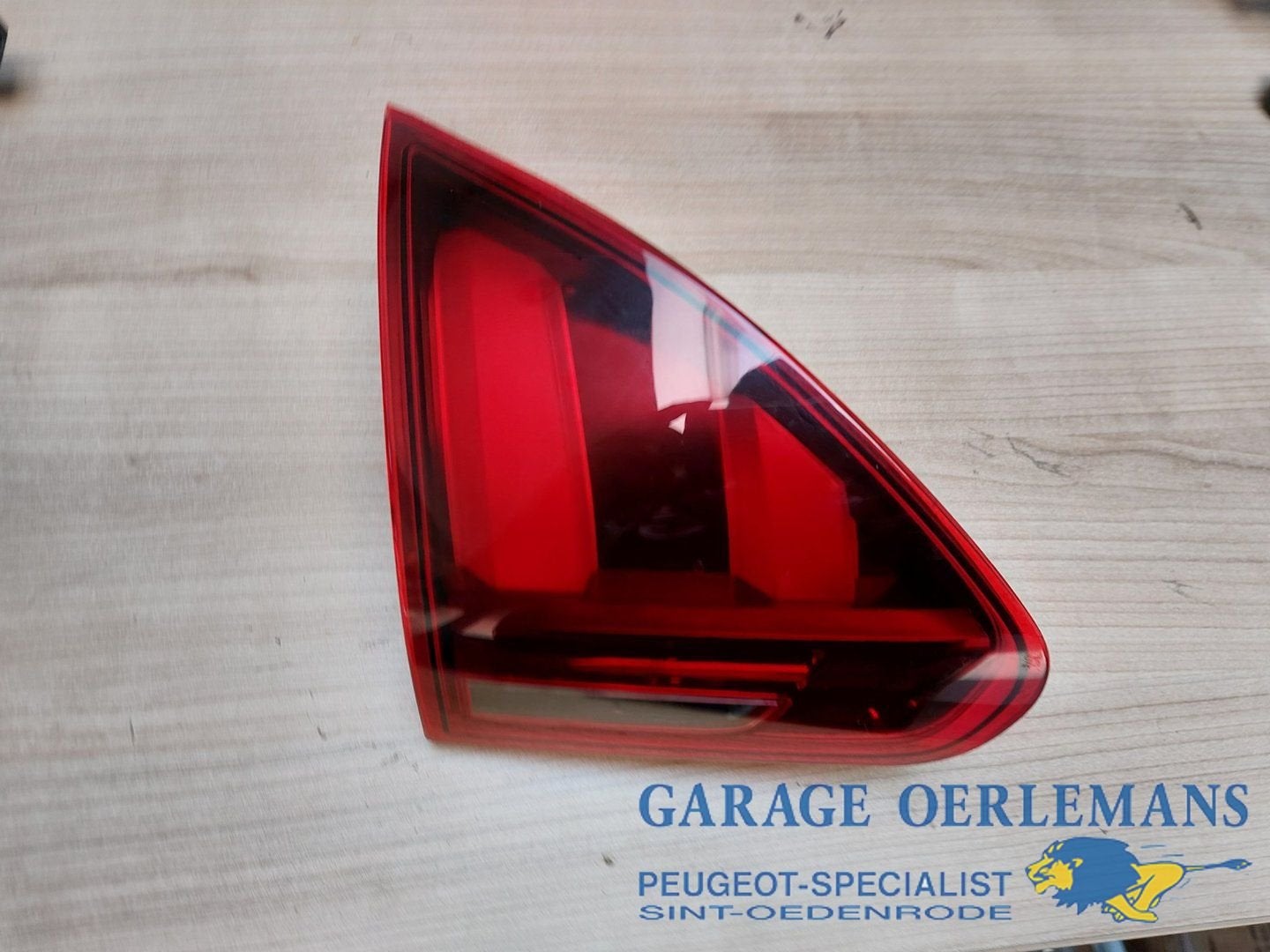 achterlicht links in achterklep peugeot 2008 9814758480, Gebruikt, -, -, ARN erkend