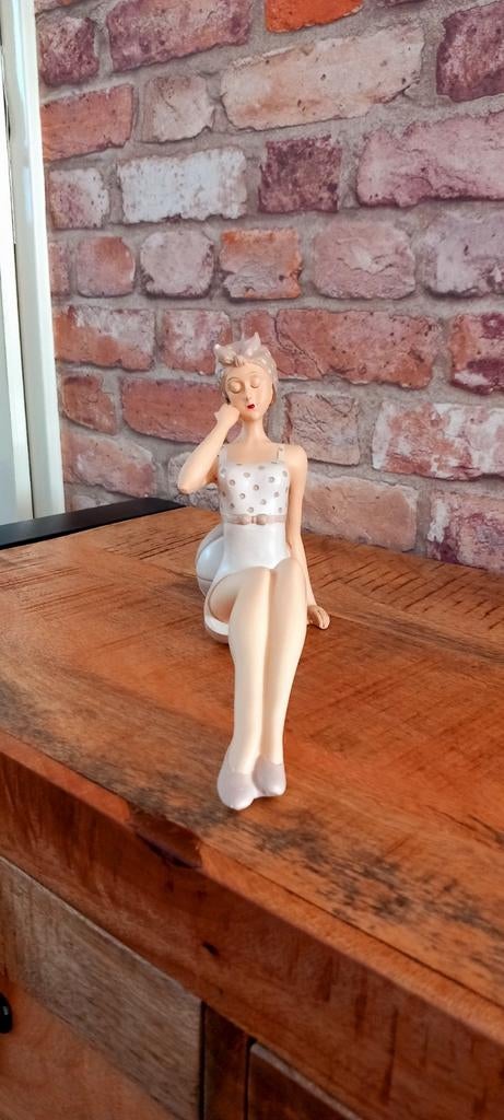 Retro Dame in een Badpak met een Strandbal Beeld♥️NIEUW♥️, Ophalen of Verzenden, Nieuw, Mens