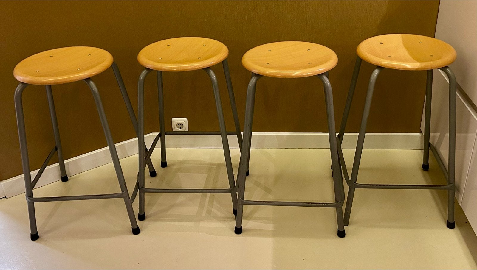 4 schoolkrukken - Vintage design - flink gebruikt gratis, Ophalen, Gebruikt, Hout
