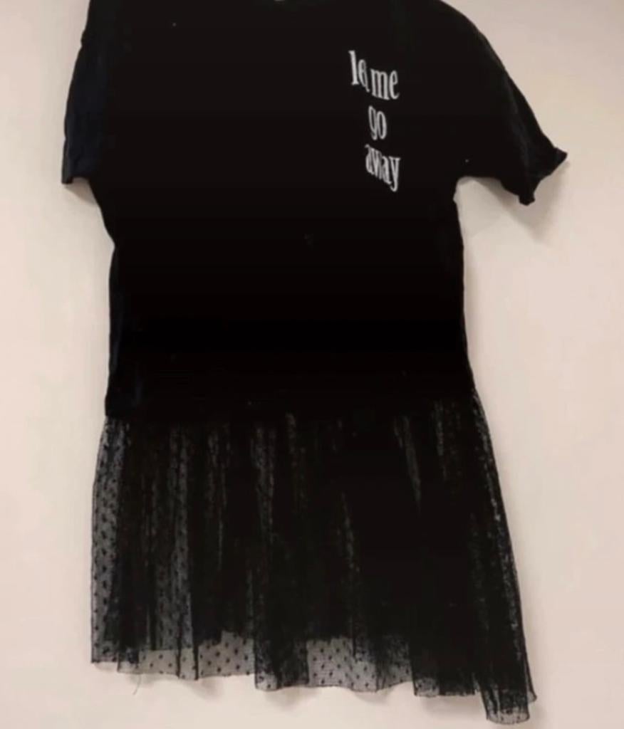 Zwart jurkje  top met tule rok en tekstprint maat M, Kleding | Dames, Jurken, Ophalen of Verzenden, Zo goed als nieuw