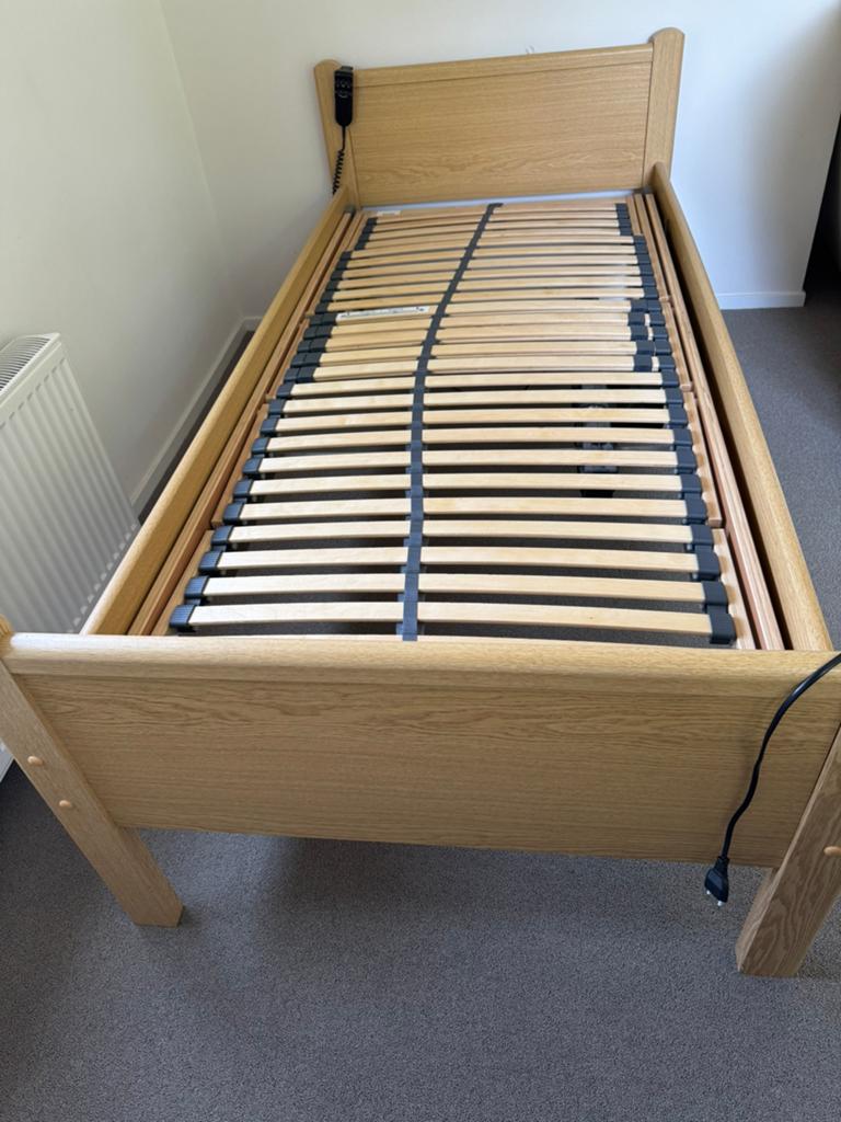 Senioren bed met elektrische bodem; afstandsbediening, Ophalen, Zo goed als nieuw, Eenpersoons