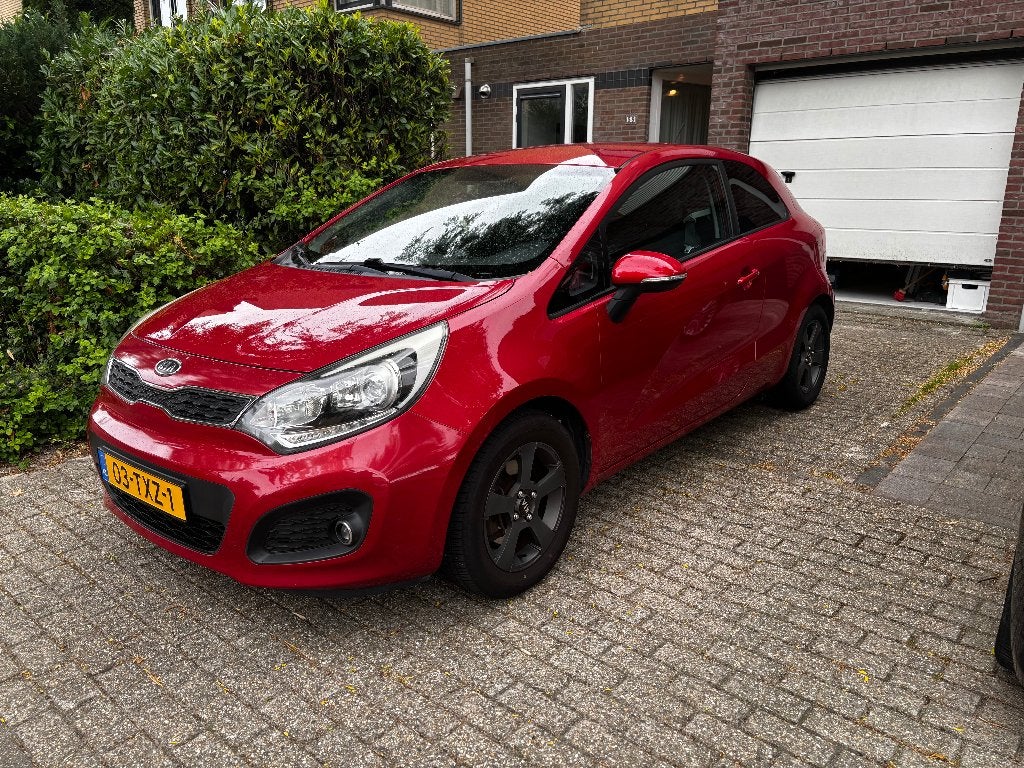 Kia Rio 1.4 Cvvt 80KW A4 3DRS 2012 Rood 139.000 km, 4 cilinders, 49 €/maand, Origineel Nederlands, Grijs