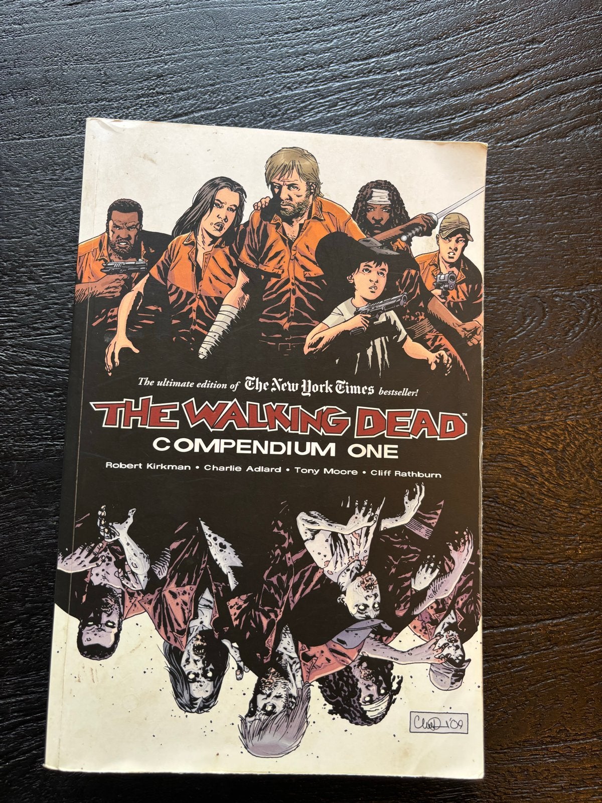 The Walking Dead Compendium One - Robert Kirkman, Boeken, Meerdere comics, Ophalen of Verzenden, Gelezen, Amerika