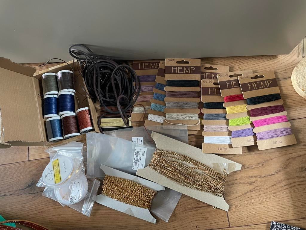 Partij sieraden maken macrame draad, hemp, leer etc..., Hobby en Vrije tijd, Kralen en Sieraden maken, Ophalen of Verzenden, Nieuw