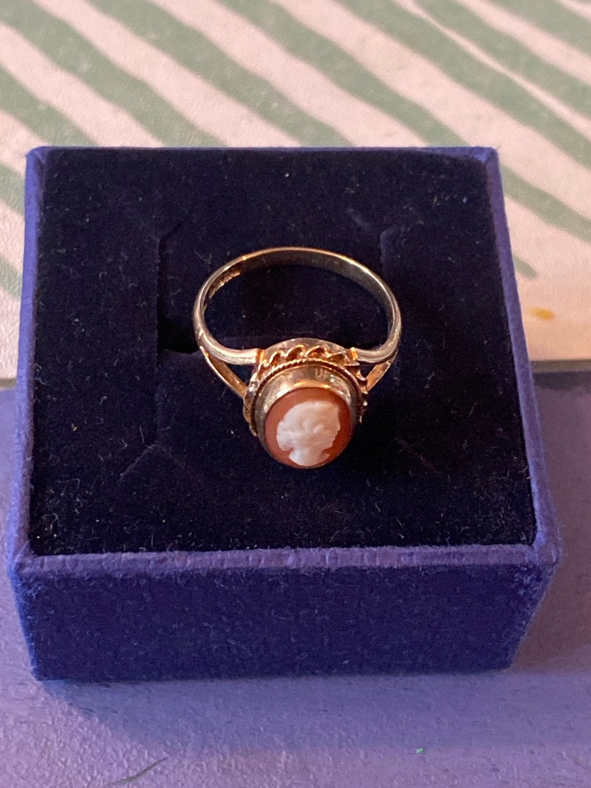 Gouden Camee Ring - Klassiek en Elegant, Gebruikt, Ophalen of Verzenden, 17 tot 18, Dame
