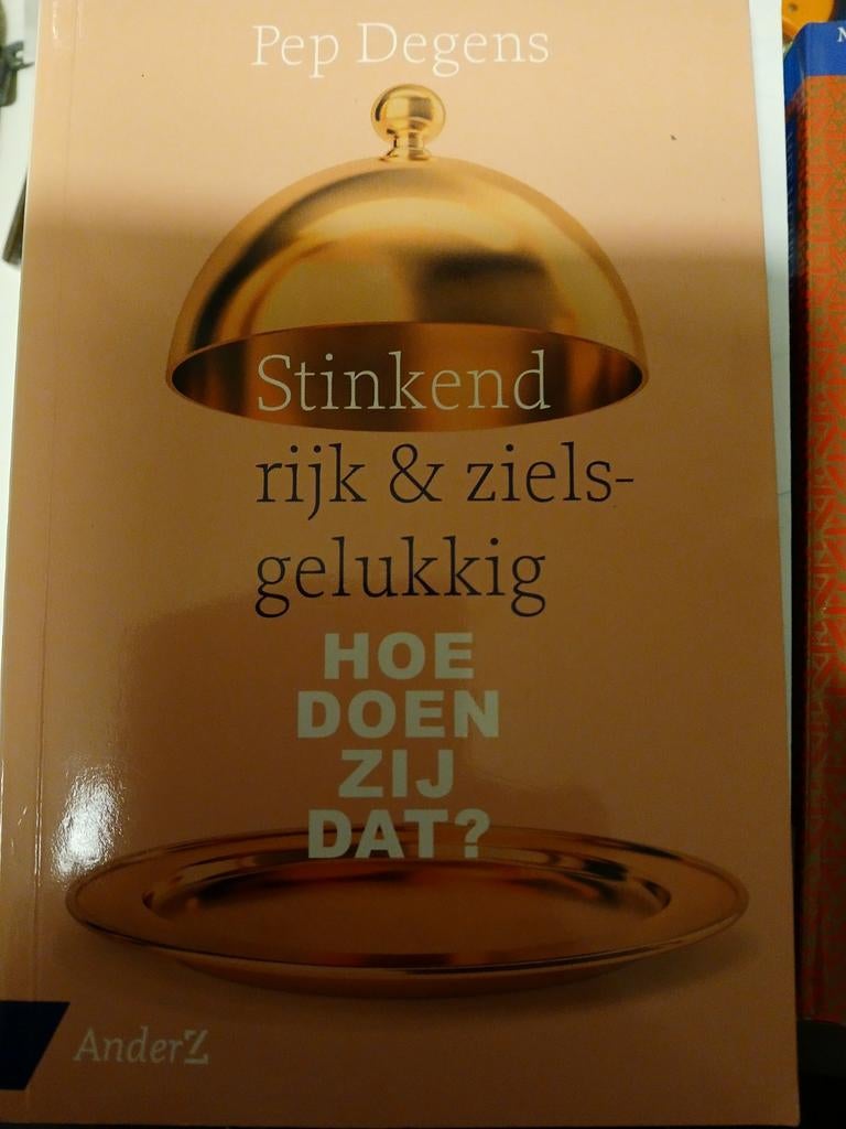 Stinkend rijk en zielsgelukkig-Pep Degens, Boeken, Ophalen of Verzenden, Gelezen