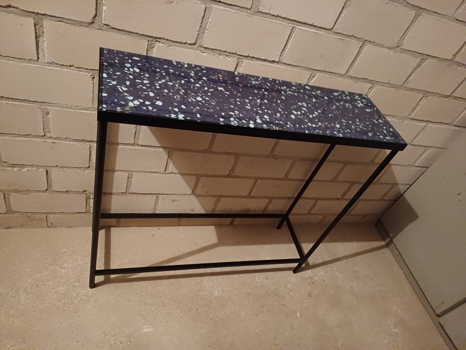 Stijlvolle sidetable met terrazzo-look blad, Huis en Inrichting, Ophalen, 50 tot 100 cm, Modern, Terrazzo, Industrieel, Zo goed als nieuw