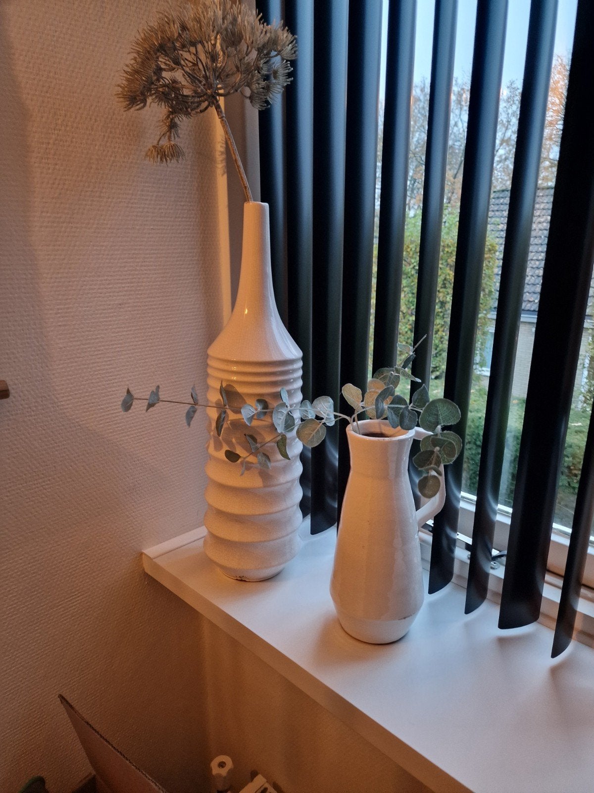 Set van 2 Witte Keramische Vazen met Decoratie, Ophalen, Wit, Zo goed als nieuw, Geschikt voor droogbloemen