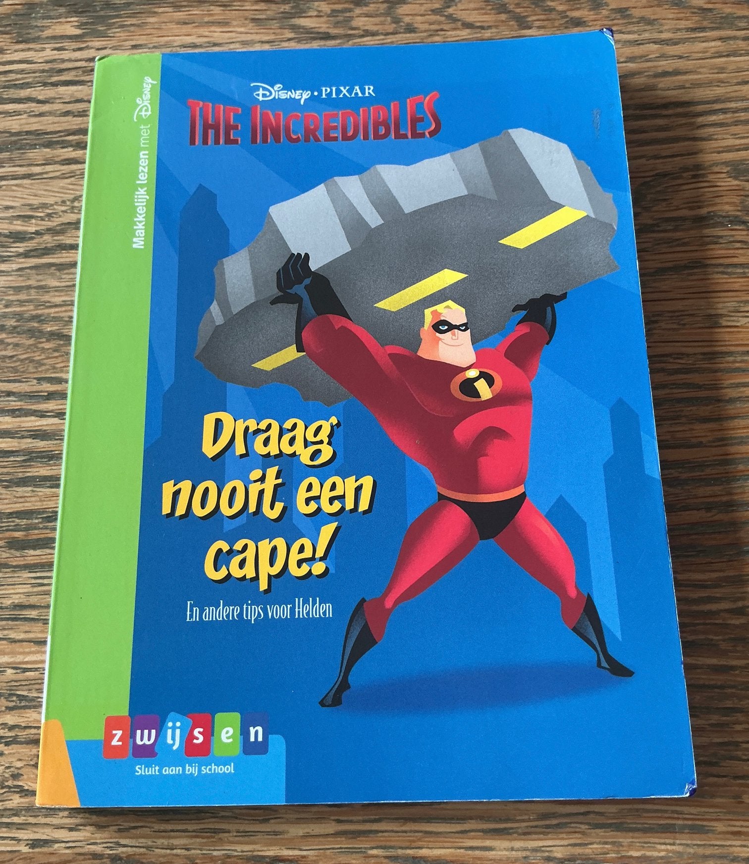 AVI-M5 DRAAG NOOIT EEN CAPE THE INCREDIBLES, Ophalen of Verzenden, Zo goed als nieuw, Fictie algemeen