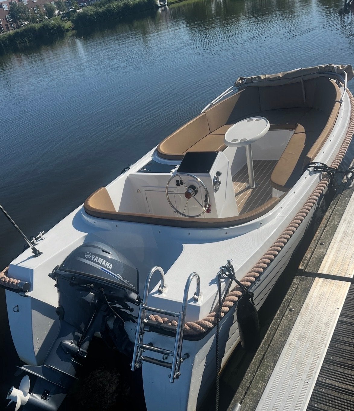 Sloep 550 met 20pk Yamaha, zonnedek, buiskap en mooie vloer, Watersport en Boten, Ophalen, Zo goed als nieuw, Zonnedek, Buitenboordmotor