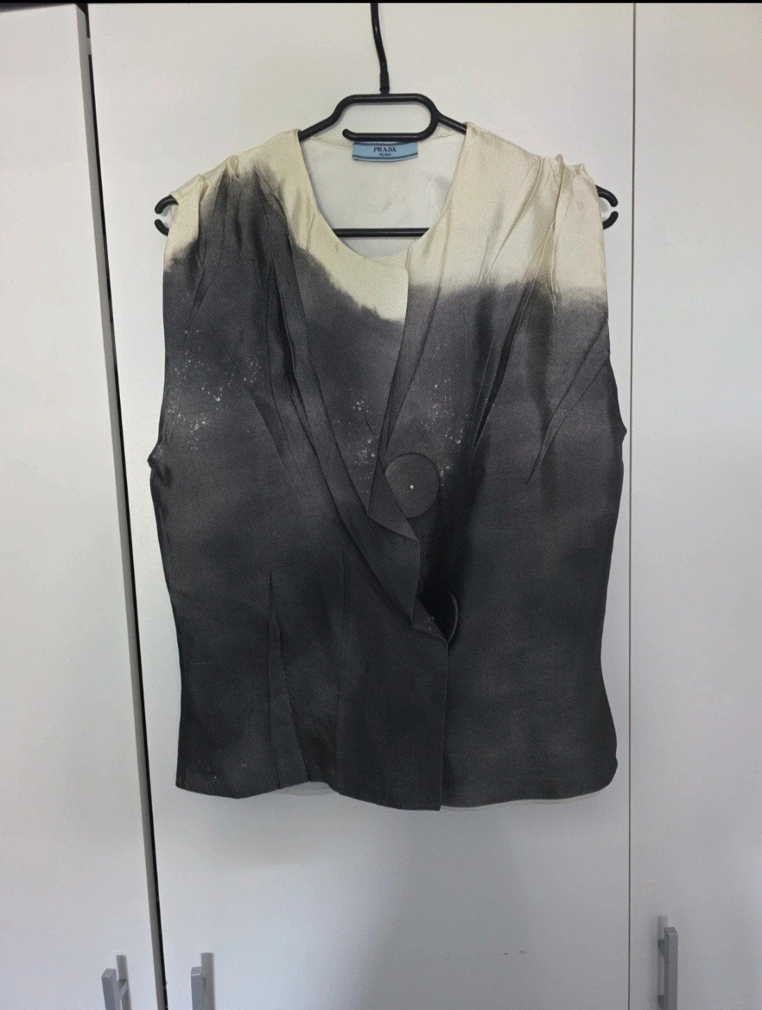 Prada Tweekleurige zijde-satijnen blouse, Kleding | Dames, Bodywarmers, Prada, Beige, Nieuw, Ophalen