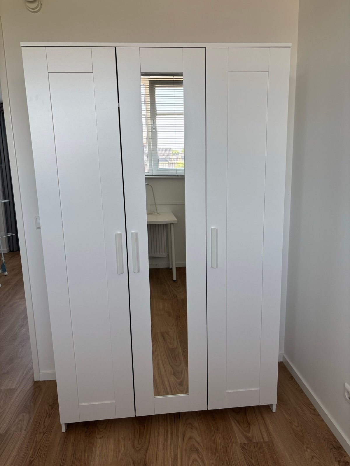 Zo goed als nieuwe IKEA Brimnes kledingkast met spiegel, Ophalen, Overige materialen, 100 tot 150 cm, Zo goed als nieuw