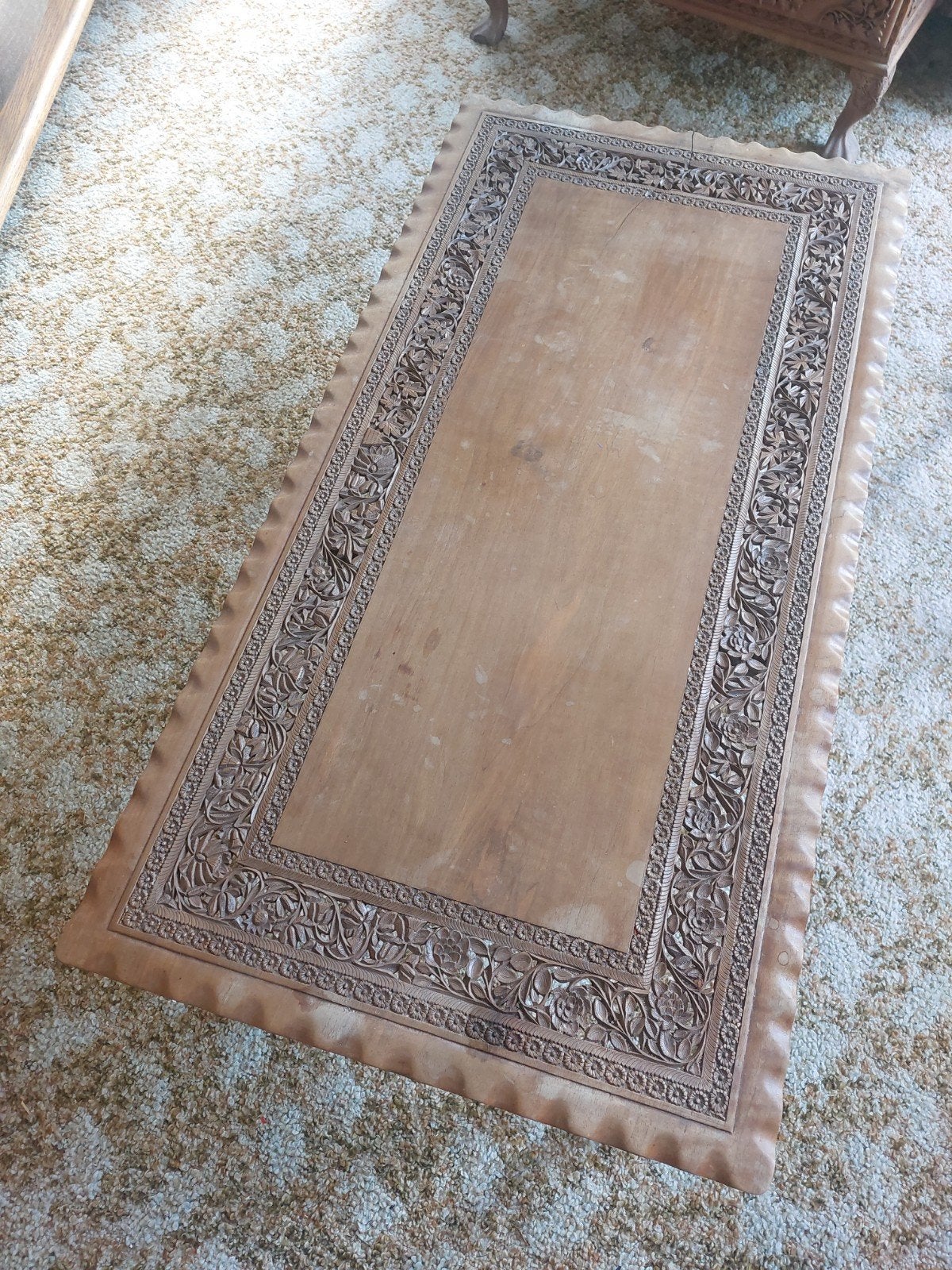 Antieke handgesneden houten salontafel, Ophalen