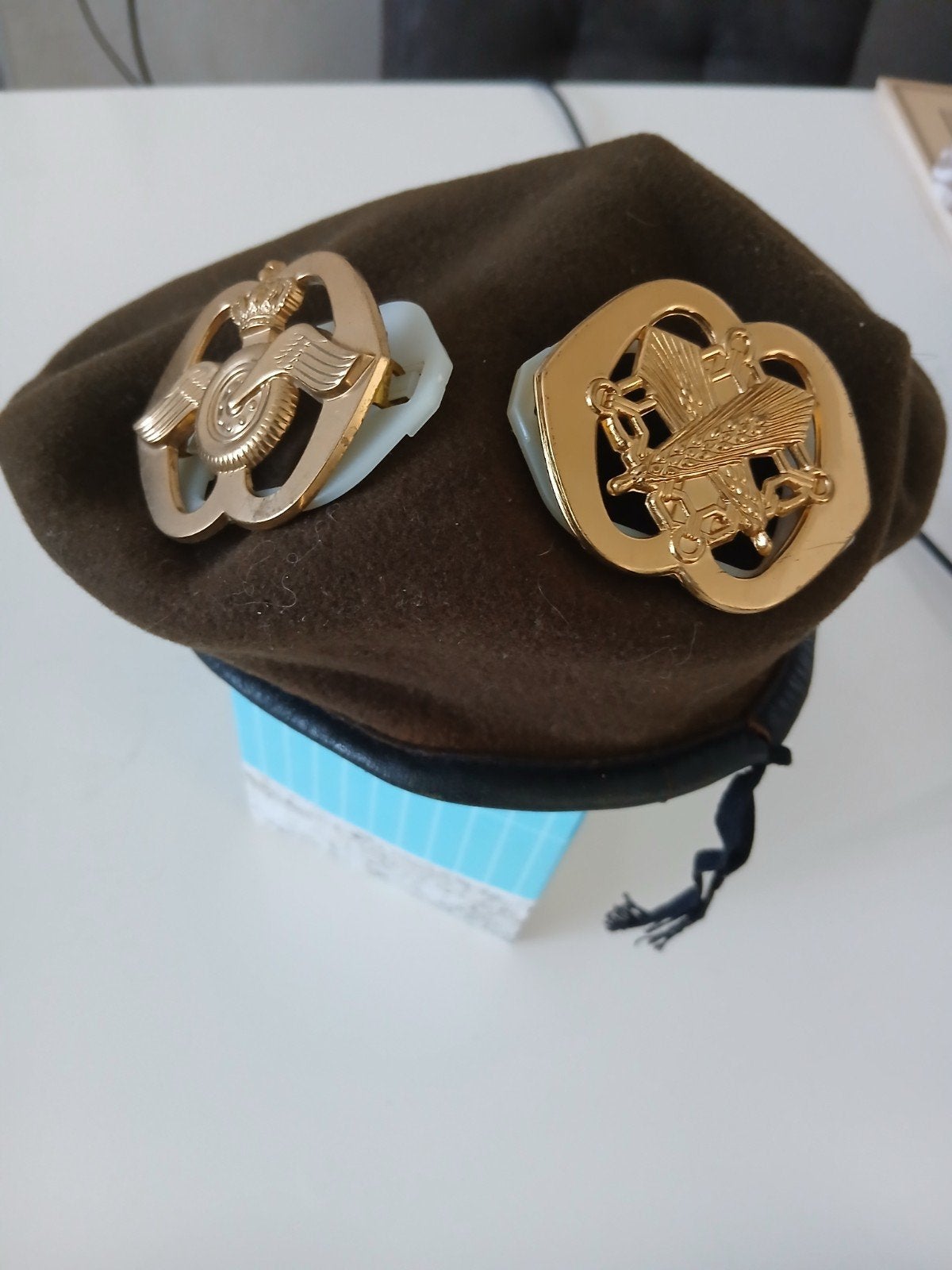 Baret met emblemen - Koninklijke Landmacht, Verzamelen, Militaria | Algemeen, Ophalen, Landmacht, Nederland, Helm of Baret