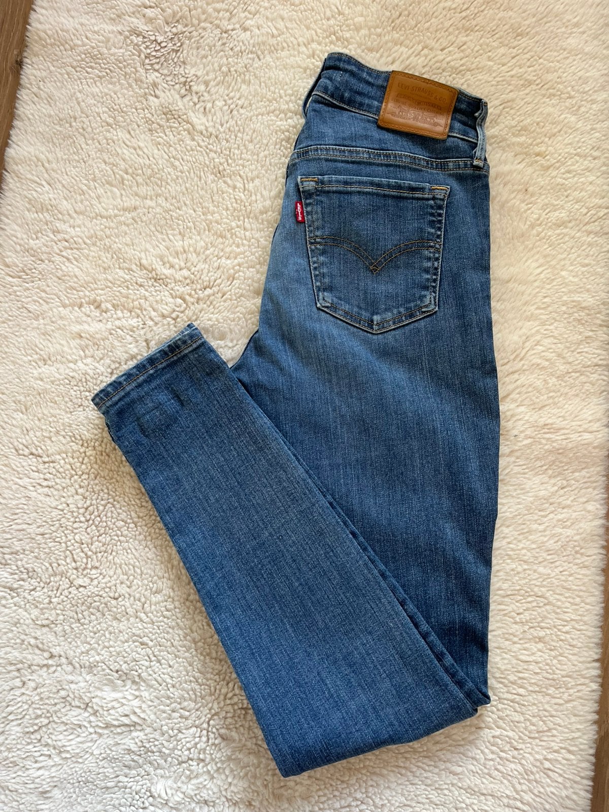 Levi's broek 711 skinny 27/30, Kleding | Dames, Spijkerbroeken en Jeans, W27 (confectie 34) of kleiner, Blauw, Ophalen of Verzenden