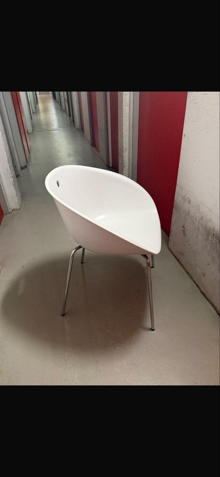4 gratis witte stoelen - modern design, Huis en Inrichting, Ophalen, Kunststof, Gebruikt, Wit
