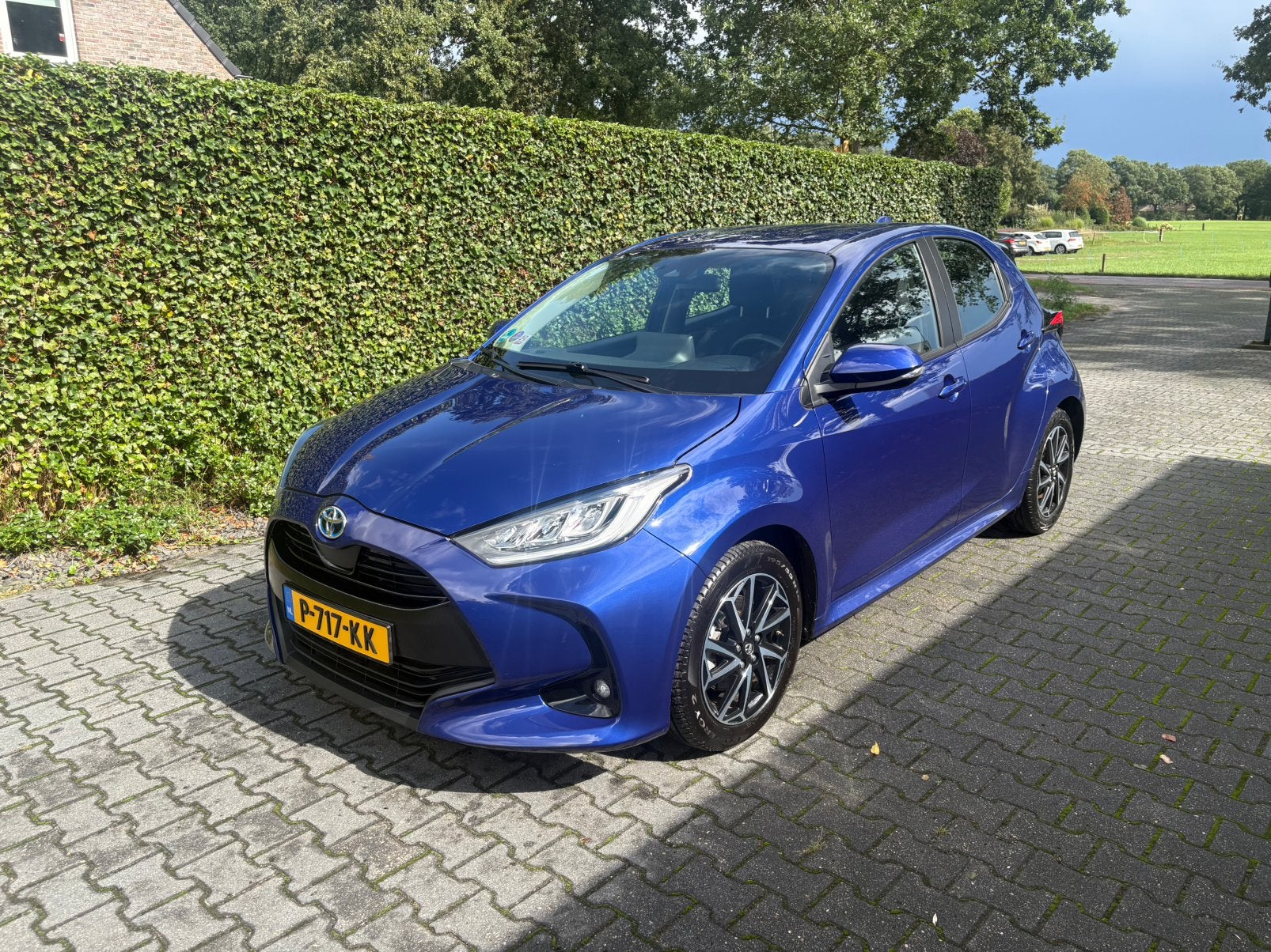 Toyota Yaris 1.5 Hybrid Dynamic line 2022, Auto's, Toyota, 450 kg, Zwart, Blauw, 49 €/maand