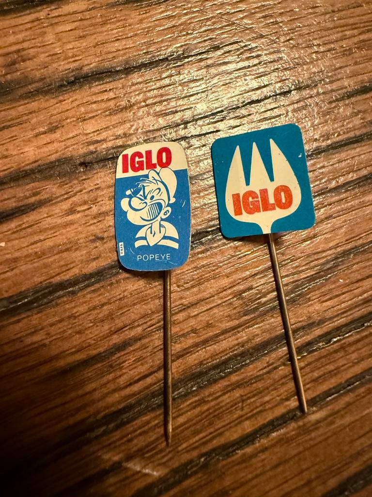 Vintage Iglo Popeye en Iglo Vork Speldjes - Set van 2, Verzamelen, Speldjes, Pins en Buttons, Ophalen of Verzenden, Gebruikt, Figuurtje