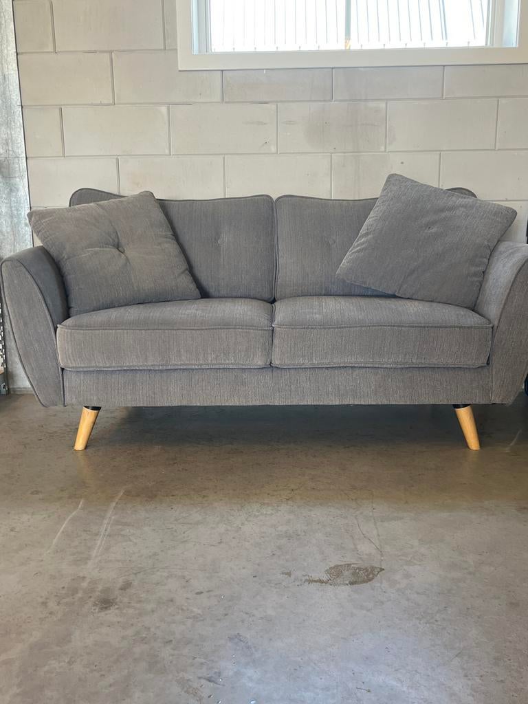 Comfortabele grijze tweezitsbank met houten poten, Huis en Inrichting, Banken | Bankstellen, Ophalen, 150 tot 200 cm, Tweepersoons